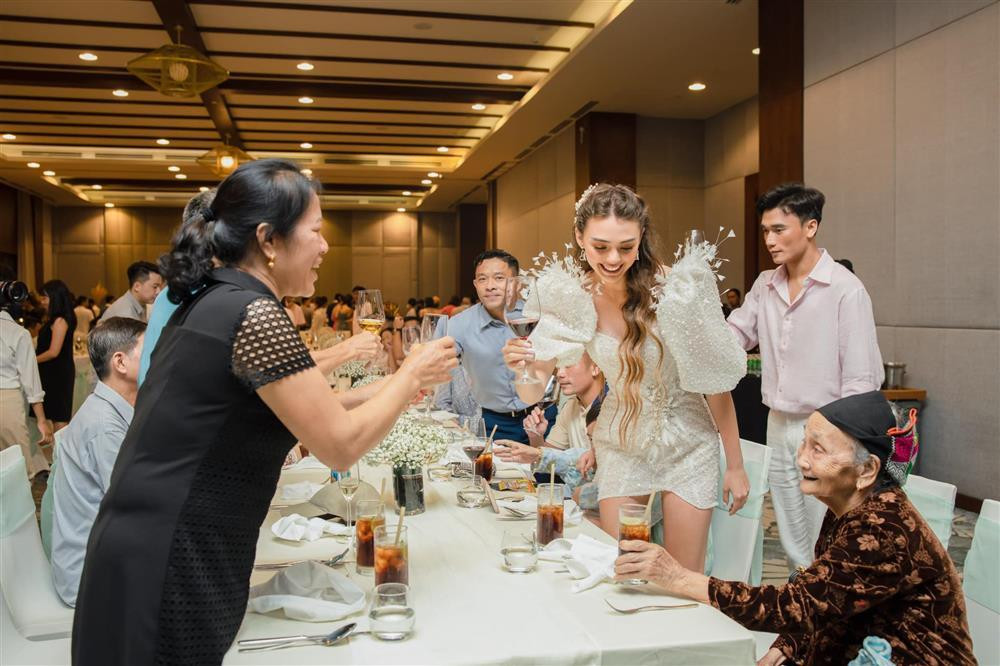 Mãi sau khi đám cưới kín đáo diễn ra, Bùi Tiến Dũng và vợ mới chia sẻ những khoảnh khắc của cặp đôi sau ngày về chung một nhà.