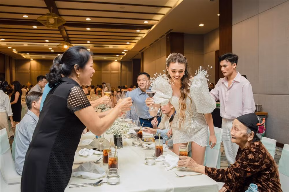 Mãi sau khi đám cưới kín đáo diễn ra, Bùi Tiến Dũng và vợ mới chia sẻ những khoảnh khắc của cặp đôi sau ngày về chung một nhà.