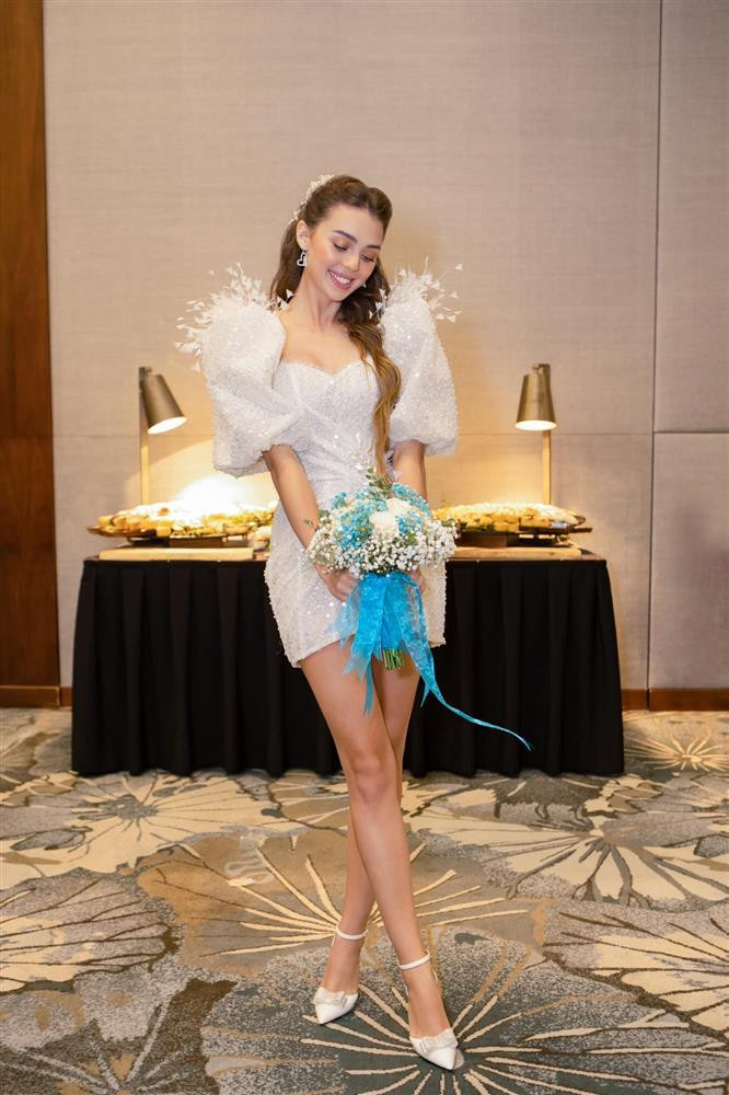 Vào ngày trọng đại của cuộc đời, thủ môn Bùi Tiến Dũng diện vest trắng còn cô dâu lựa chọn đầm ngắn khai thác đôi chân dài 1m12. Được biết, chiếc váy là món quà bất ngờ mà thủ thành gốc Thanh Hóa dành cho cô dâu.