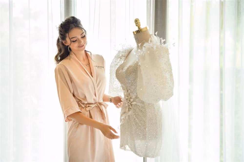 Trên Facebook mới đây, bà xã Bùi Tiến Dũng tên Dianka Zakhidova (quốc tịch Ukraine, SN 2000) lần đầu tung loạt ảnh hiếm trong hôn lễ của cặp đôi trước đó.