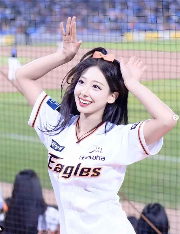 Không mất quá nhiều thời gian, nữ hoạt náo viên xinh đẹp này được xác định là Suhan Woo (sinh năm 2001). Gái xinh xứ kim chi từng làm hoạt náo viên cho đội bóng rổ chuyên nghiệp Wonju DB Promy, câu lạc bộ bóng chày LG Twins.