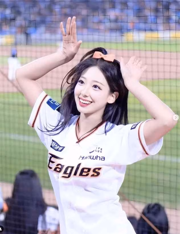 Không mất quá nhiều thời gian, nữ hoạt náo viên xinh đẹp này được xác định là Suhan Woo (sinh năm 2001). Gái xinh xứ kim chi từng làm hoạt náo viên cho đội bóng rổ chuyên nghiệp Wonju DB Promy, câu lạc bộ bóng chày LG Twins.