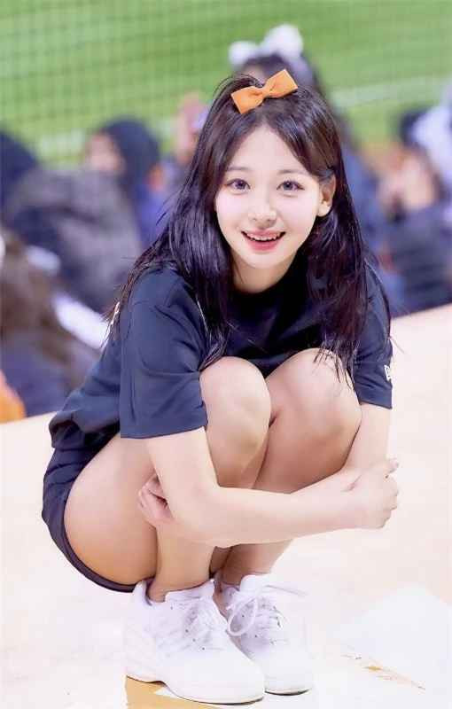 "Zoom" cận cảnh nhan sắc, Suhan Woo càng khiến người dùng đi từ bất ngờ ngày đến bất ngờ khác, có người không tin vào mắt mình thốt lên: "Hoàn hảo", "10 điểm không có nhưng", "Xinh xuất sắc luôn đó", "Cũng nghĩ là cô nàng xinh đẹp nhưng không thể tưởng tượng rằng cô bé yêu kiều đến vậy"...