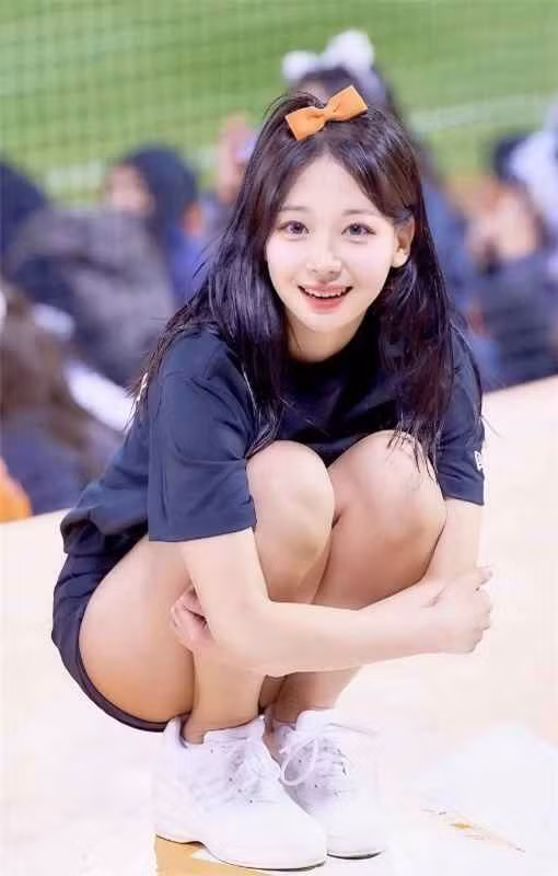 "Zoom" cận cảnh nhan sắc, Suhan Woo càng khiến người dùng đi từ bất ngờ ngày đến bất ngờ khác, có người không tin vào mắt mình thốt lên: "Hoàn hảo", "10 điểm không có nhưng", "Xinh xuất sắc luôn đó", "Cũng nghĩ là cô nàng xinh đẹp nhưng không thể tưởng tượng rằng cô bé yêu kiều đến vậy"...