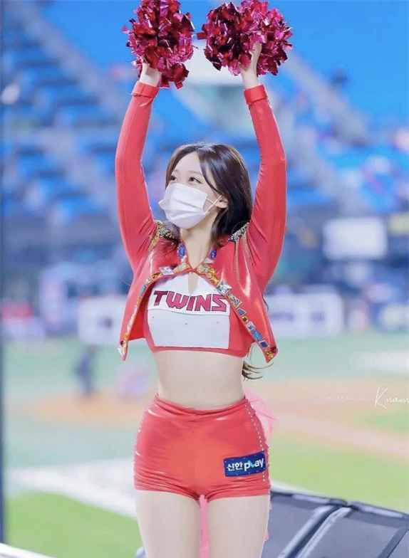 Dù đeo khẩu trang kín mít nhưng vẫn để lộ đôi mắt to tròn ngây thơ, làn da trắng sứ nuột nà, body chuẩn chỉnh cũng đủ khiến nữ hoạt nó viên này gây "bão mạng". Hoạt động truy tìm info của cô nàng diễn ra sôi nổi hẳn lên.