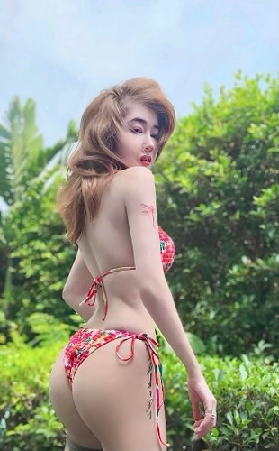 Elly Trần từng chia sẻ, cô ở thời điểm hiện tại tích cực ăn chay, rèn luyện thể thao, chăm sóc cơ thể và không ngại chia sẻ những hình ảnh nóng bỏng trên mạng xã hội.