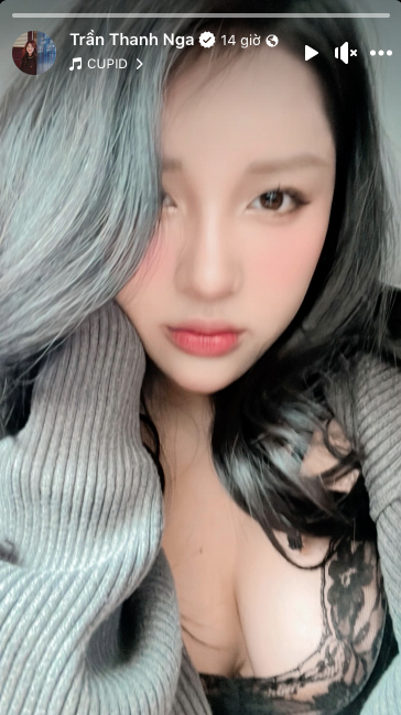 Trong ngày đầu năm mới, cô Thanh Nga đã khiến fan nam "đứng ngồi không yên" với hình ảnh gợi cảm táo bạo. Cô nàng đăng tải khoảnh khắc lộ vòng 1 lấp ló trong trang phục áo ren mỏng.