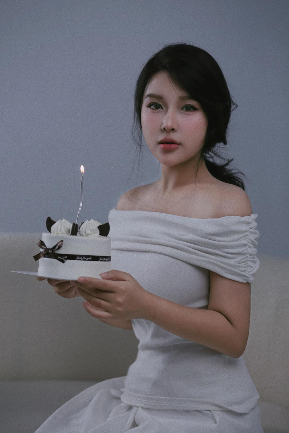 Ngay sau khi lên sóng, bức ảnh của Trần Thanh Nga không tránh khỏi những ý kiến trái chiều. Khen ngợi vì sự tự tin và thời trang hiện đại có nhưng cũng có lo ngại rằng việc này có thể gây nên phản ứng tiêu cực.