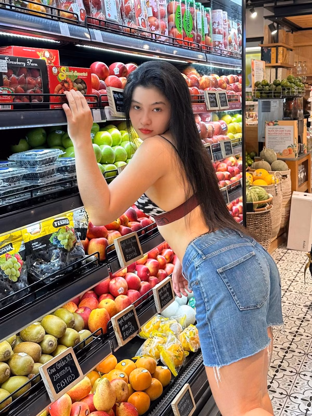 Tuy nhiên, Kim Hà cũng từng gây không ít tranh cãi khi thẳng thắn thể hiện gu thời trang có phần thiếu vải của mình trên trang cá nhân có lượng theo dõi khủng.