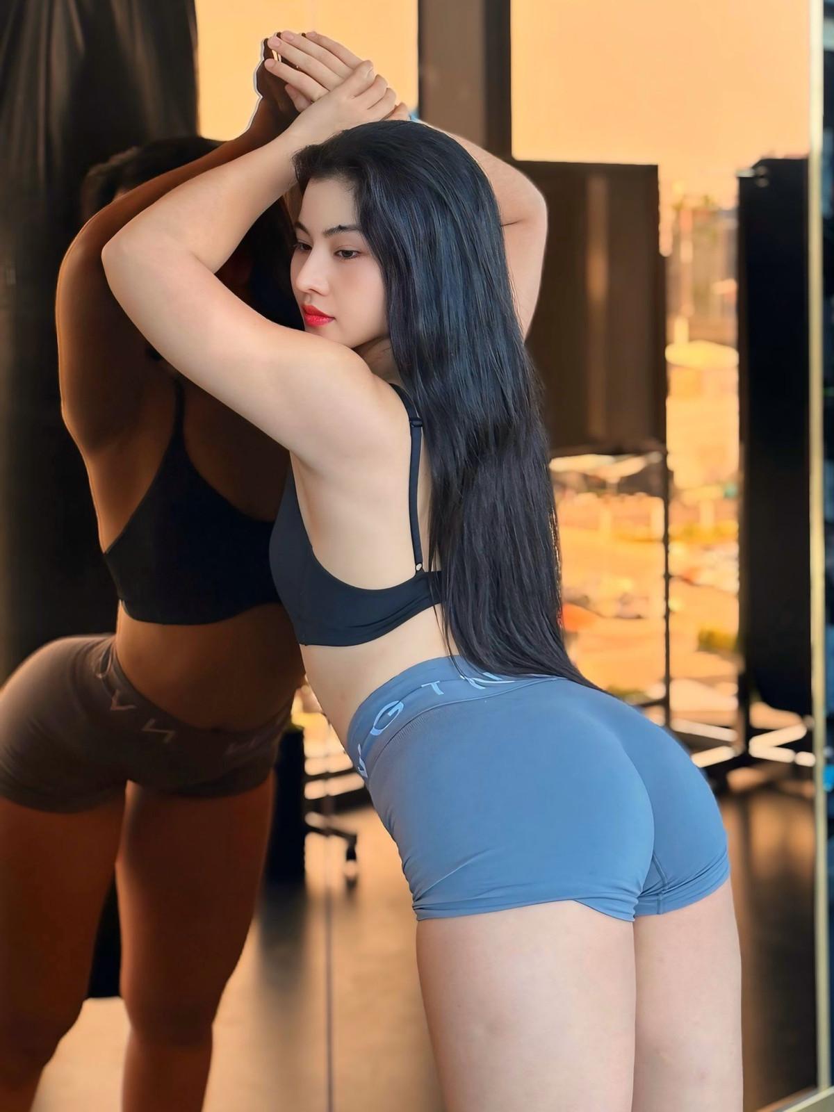 Hình ảnh diện đồ tập, đồ đi biển hay những bộ bikini tràn ngập trang cá nhân của Trần Kim Hà.