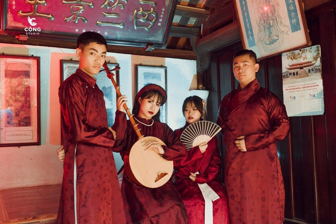 Để hợp trang phục, các thành viên trong lớp đã xin phép phía quản lý để chụp ảnh tại khuôn viên khu vực Đền Trần. Vì thời gian gấp rút, các bạn chụp cả hình tập thể và chân dung trong buổi sáng 24/5, đến buổi chiều chuyển sang chụp đồng phục và áo dài bình thường.