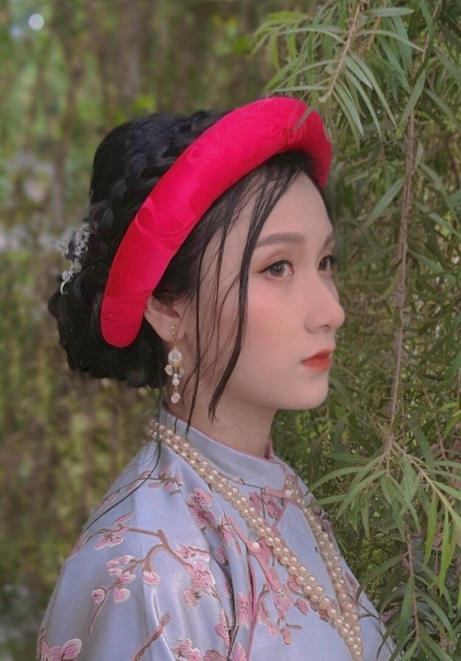 Theo tìm hiểu, bộ ảnh kỷ yếu cổ trang trên là của các bạn lớp 12 chuyên Pháp trường THPT Chuyên Lê Hồng Phong (Nam Định).