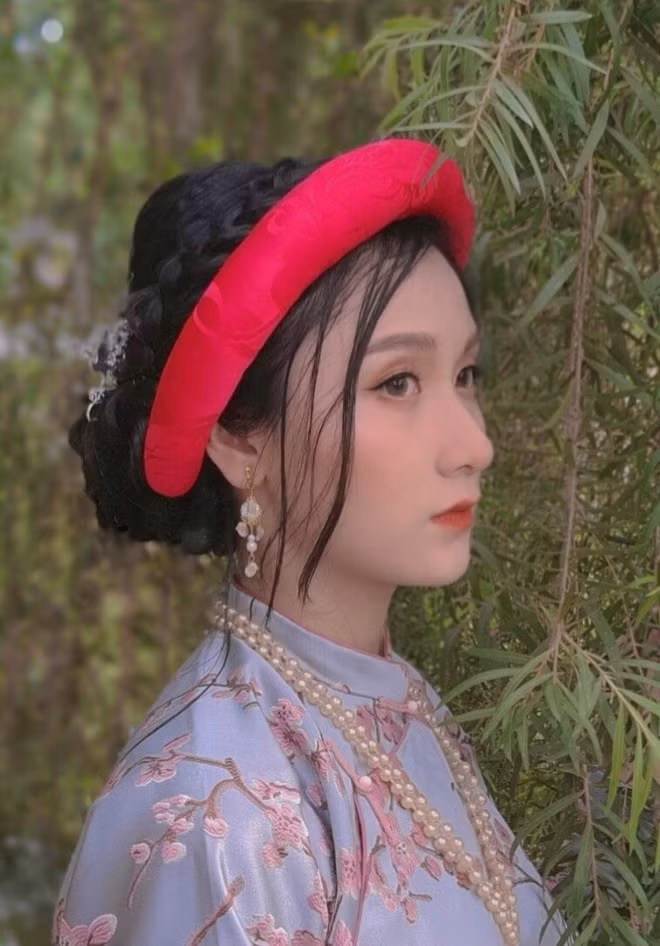 Theo tìm hiểu, bộ ảnh kỷ yếu cổ trang trên là của các bạn lớp 12 chuyên Pháp trường THPT Chuyên Lê Hồng Phong (Nam Định).