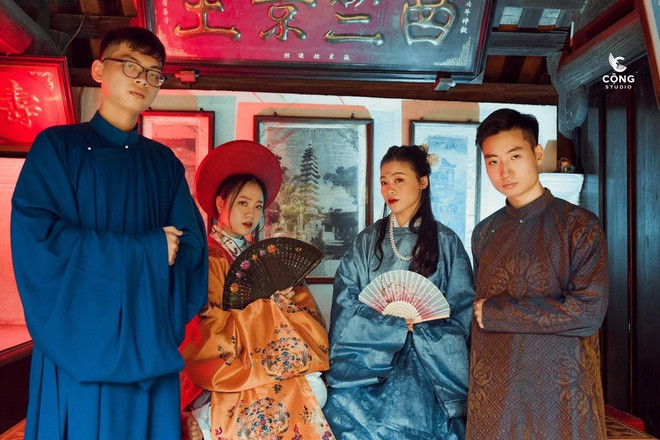 Mới đây, một lớp học đã chơi lớn thuê hẳn 28 bộ đồ cổ trang từ nhà thiết kế trong MV của Hòa Minzy để chụp ảnh kỷ yếu. Bộ ảnh ngay lập tức thu hút sự chất chơi và con số kinh phí cao đến giật mình.