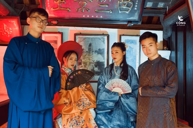 Mới đây, một lớp học đã chơi lớn thuê hẳn 28 bộ đồ cổ trang từ nhà thiết kế trong MV của Hòa Minzy để chụp ảnh kỷ yếu. Bộ ảnh ngay lập tức thu hút sự chất chơi và con số kinh phí cao đến giật mình.