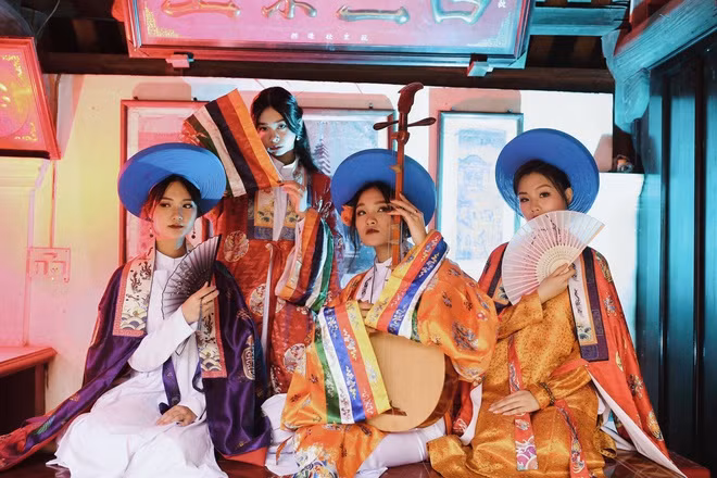 Những ngày qua, MV "Không thể cùng nhau suốt kiếp" nhanh chóng giữ vị trí Top 1 Trending Youtube. Không chỉ gây bão với câu chuyện tình xuyên lịch sử của Nam Phương Hoàng Hậu mà sản phẩm âm nhạc của ca sĩ Hòa Minzy còn gây ấn tượng với bối cảnh được đầu tư, những bộ phục trang đẹp mắt.