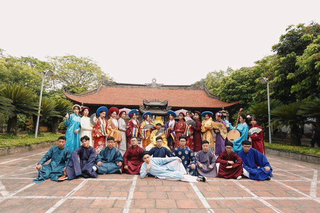 Bên cạnh đó, các dân mạng cũng không tiếc lời khen cho bộ ảnh kỷ yếu trang phục cổ trang này như "đẹp", "sáng tạo" hay "chịu chơi"