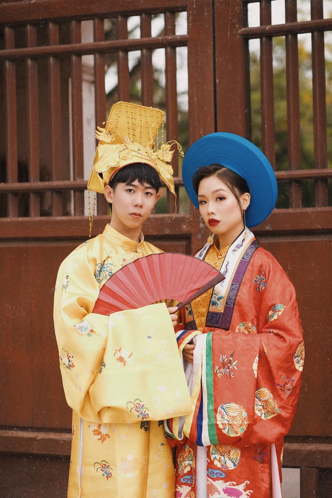 Cũng theo Minh Thu, yếu tố quyết định để thực hiện bộ ảnh là trang phục. Nơi cả lớp thuê đồ cũng chính là một trong các đơn vị sản xuất trang phục cho phim Phượng khấu cũng như MV Không thể cùng nhau suốt kiếp mới đây của ca sĩ Hòa Minzy.