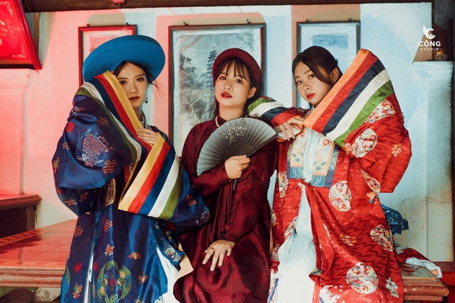 Không chỉ đầu tư về trang phục như áo nhật bình, áo tấc, ngũ thân, giao lĩnh, lập lĩnh, nhóm học sinh còn chuẩn bị các đạo cụ đi kèm như đàn, quạt hay các loại trang sức.