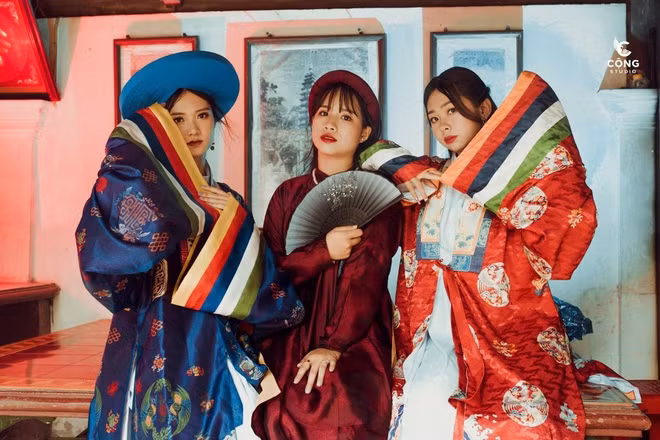 Không chỉ đầu tư về trang phục như áo nhật bình, áo tấc, ngũ thân, giao lĩnh, lập lĩnh, nhóm học sinh còn chuẩn bị các đạo cụ đi kèm như đàn, quạt hay các loại trang sức.