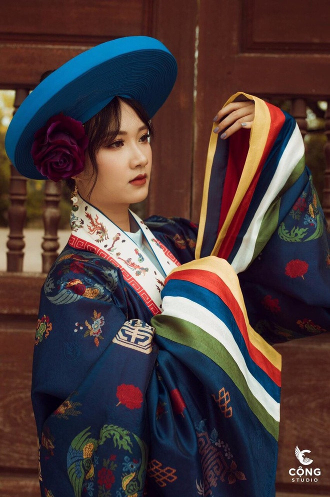 Với concept cổ phục Việt Nam, bộ ảnh kỷ yếu này nhận được hơn 10.000 lượt tương tác cùng hàng nghìn bình luận khi chia sẻ trên một diễn đàn.