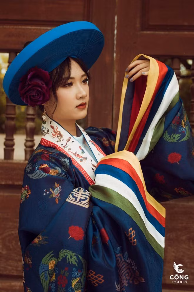 Với concept cổ phục Việt Nam, bộ ảnh kỷ yếu này nhận được hơn 10.000 lượt tương tác cùng hàng nghìn bình luận khi chia sẻ trên một diễn đàn.