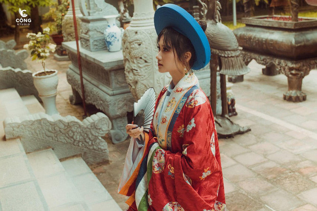 Theo tiết lộ, các phụ kiện đều được các bạn đặt mua trên mạng. Dù tốn khá nhiều chi phí, cả lớp vẫn thấy xứng đáng vì có được bộ hình chất lượng và kỷ niệm thời học sinh.