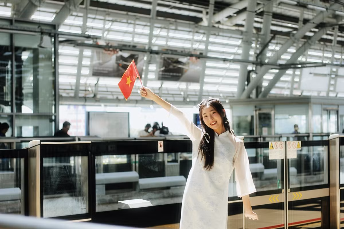 Trước đó, để lan tỏa vẻ đẹp và những thông điệp tích cực về tuyến Metro số 1, Ban Quản lý Đường sắt đô thị TP.HCM đã chính thức phát động cuộc thi "Chạm đến tương lai cùng Metro". Đây là sân chơi để những nhà sáng tạo nội dung thỏa sức khám phá và nhận về giải thưởng hấp dẫn.