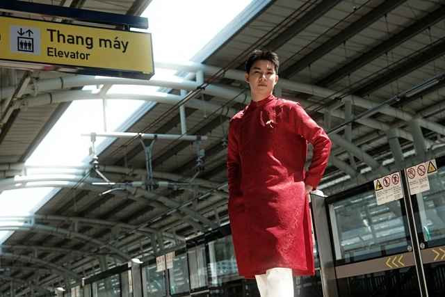 Trên mạng xã hội, hàng loạt hình ảnh được chia sẻ tạo thành một trào lưu mới dịp Tết Nguyên đán 2025. Hình ảnh tà áo dài truyền thống duyên dáng xuất hiện trên nền kiến trúc hiện đại tạo nên sự giao thoa đặc biệt.