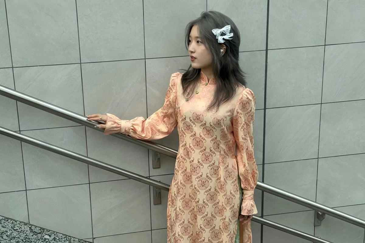 Những bộ ảnh áo dài mang chủ đề Tết đã nhanh chóng gây sốt trên mạng xã hội nhờ sự kết hợp hài hòa giữa tà áo dài truyền thống và không gian metro hiện đại.