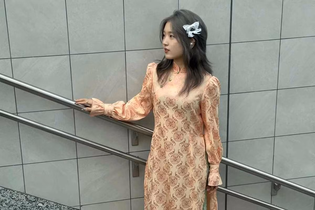 Những bộ ảnh áo dài mang chủ đề Tết đã nhanh chóng gây sốt trên mạng xã hội nhờ sự kết hợp hài hòa giữa tà áo dài truyền thống và không gian metro hiện đại.