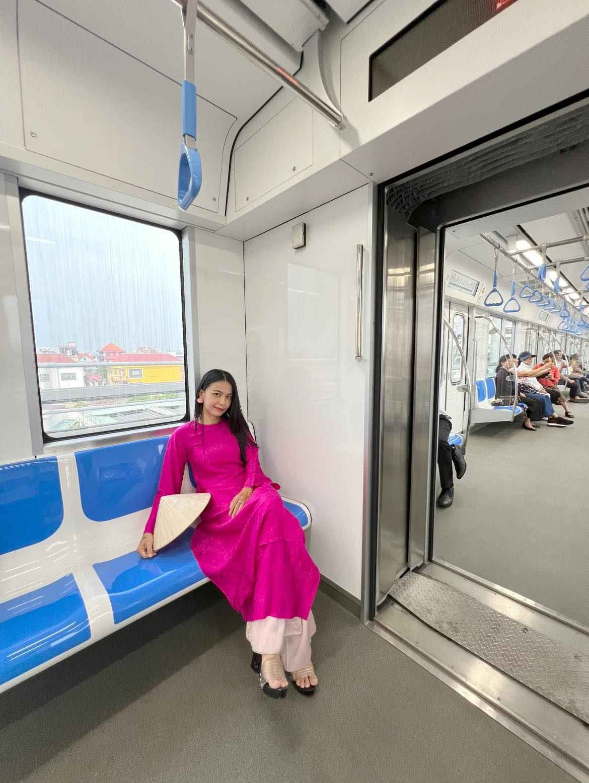 Nhiều nhóm bạn đã tổ chức những buổi chụp hình tập thể tại metro để lưu giữ khoảnh khắc kỷ niệm đẹp bên bạn bè cũng như có những bức ảnh đón xuân ý nghĩa.
