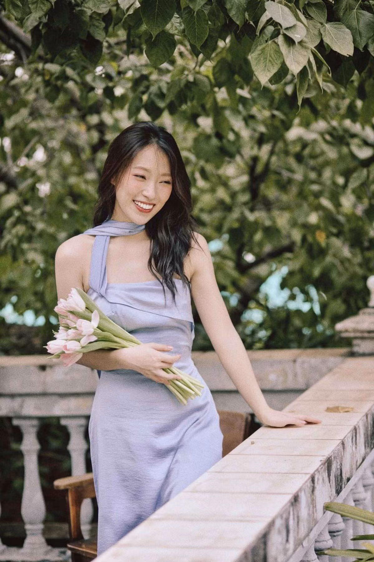 Trần Khánh Vy (SN 1999, Nghệ An) là người dẫn chương trình, nhà sáng tạo nội dung. Cô bất ngờ nổi tiếng khi quay video ngắn "nhại" 7 thứ tiếng (Thái, Hàn, Trung, Nhật, Anh, Ý, Việt) theo phong cách hài hước.