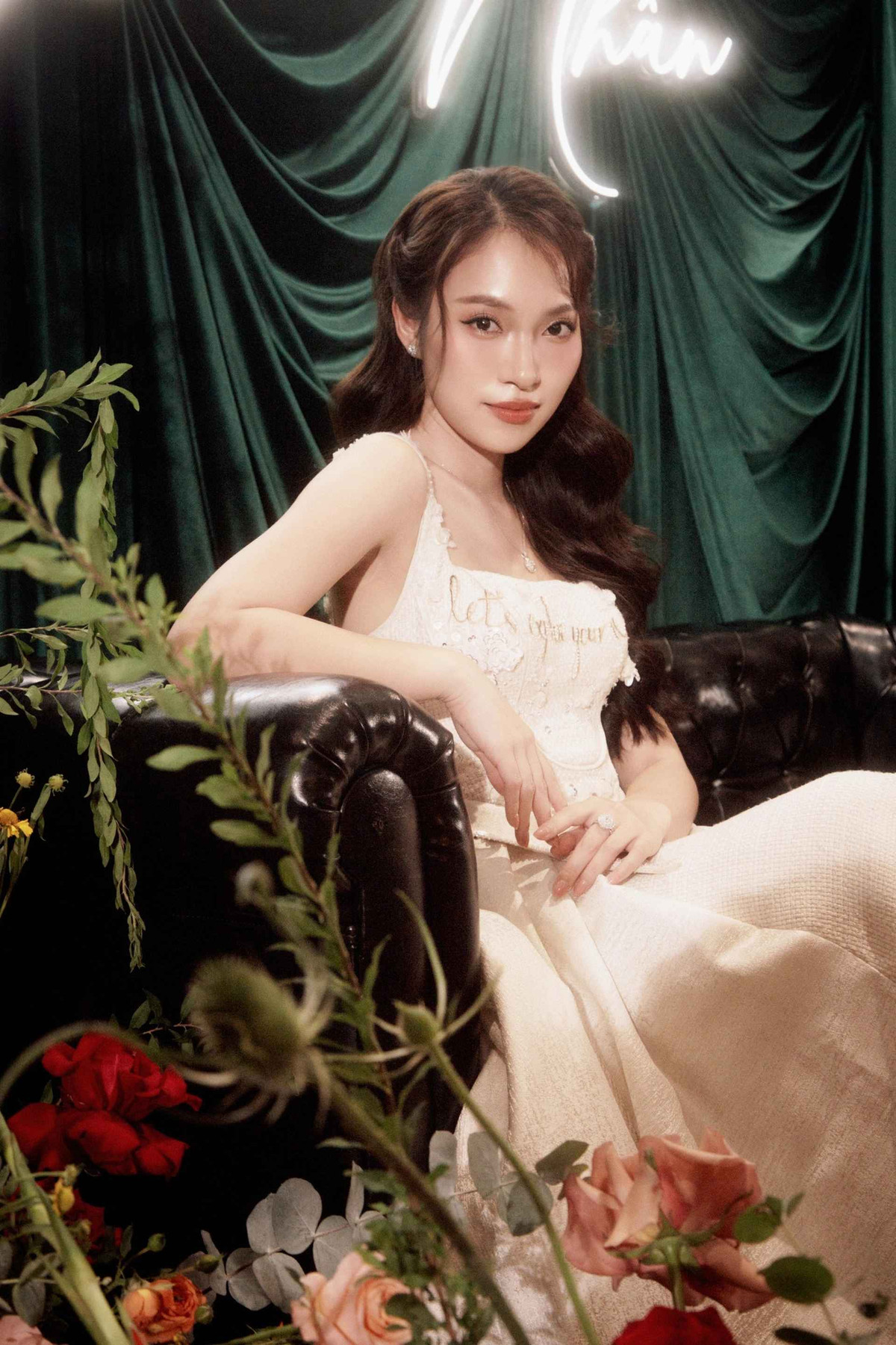 Khánh Vy cũng ghi điểm khi sở hữu loạt thành tích học tập ấn tượng như giải ba kỳ thi học sinh giỏi quốc gia môn tiếng Anh, được tuyển thẳng vào 4 trường đại học, tốt nghiệp bằng loại giỏi ngành Quan hệ quốc tế tại Học viện Ngoại giao…