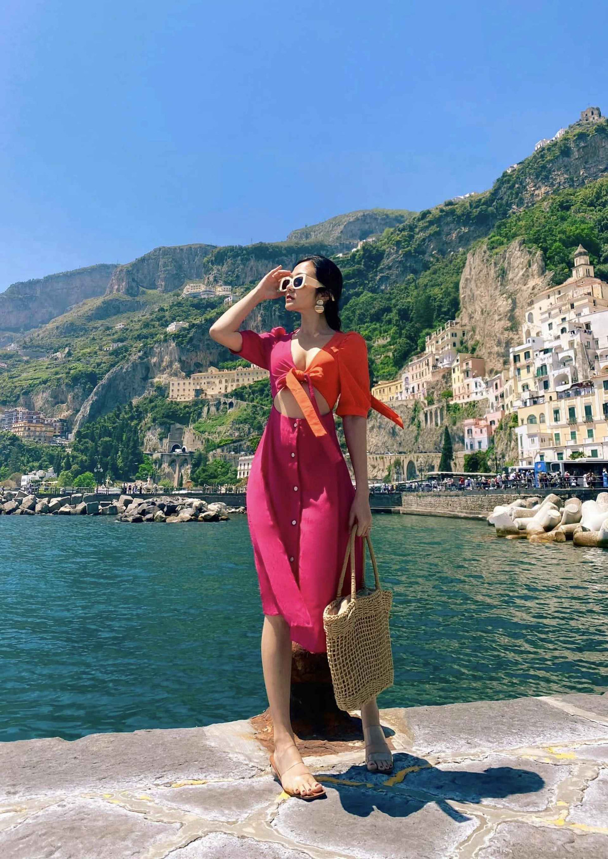 Thu Thủy sở hữu thành tích học tập ấn tượng, từng theo học tại trường THPT Chuyên Ngoại ngữ và tốt nghiệp chuyên ngành Kinh tế Đối ngoại, Đại học Ngoại thương cơ sở TPHCM. Trước khi trở về Việt Nam làm việc, cô còn có hơn một năm du học tại Đại học Bournemouth, Anh.