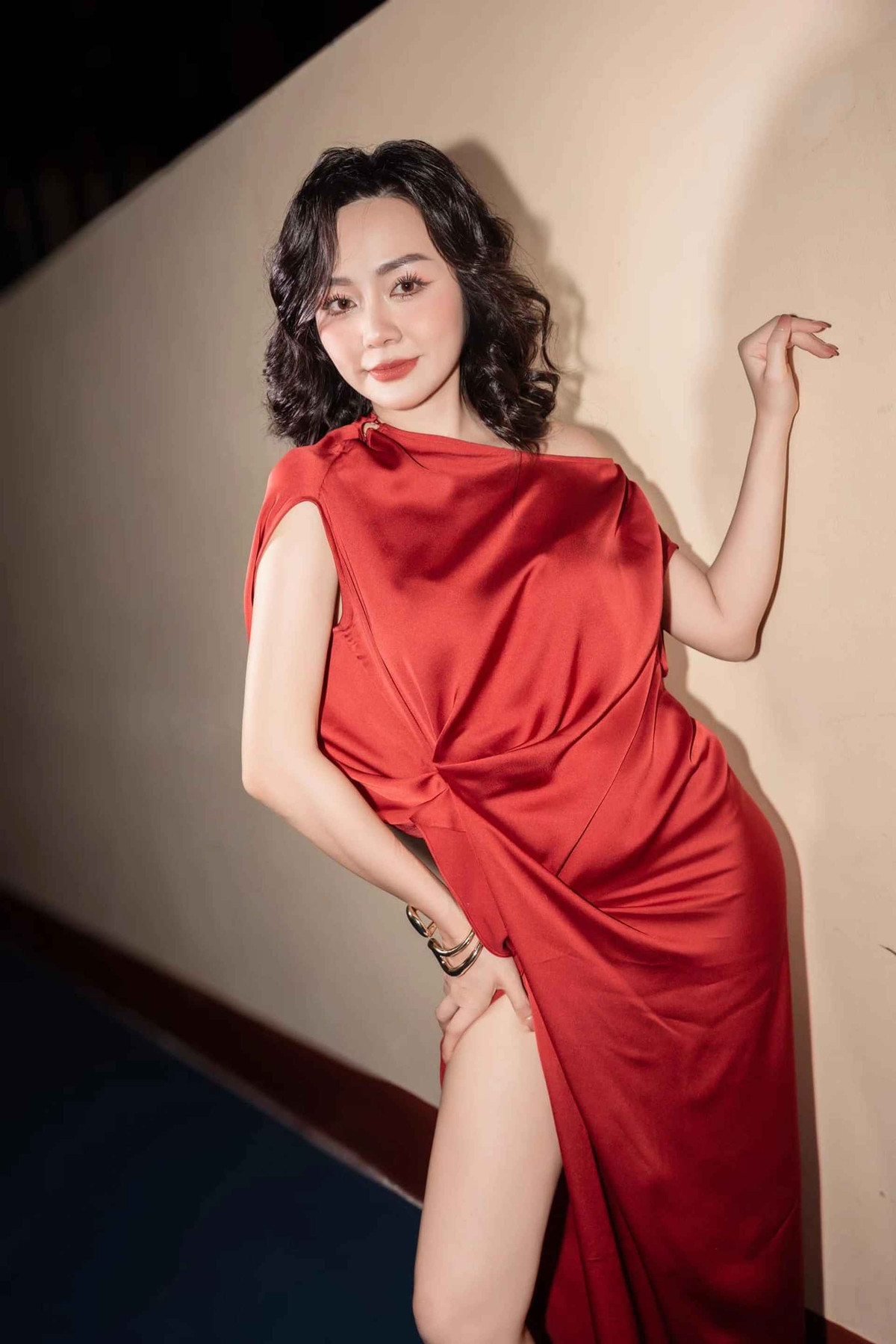 Nữ MC song ngữ ghi điểm với phong cách thời trang thanh lịch, gọn gàng. Mỗi lần xuất hiện, cô thường lựa chọn trang phục cắt xẻ tinh tế, màu sắc rực rỡ, tôn lên vóc dáng thon gọn, mảnh mai.