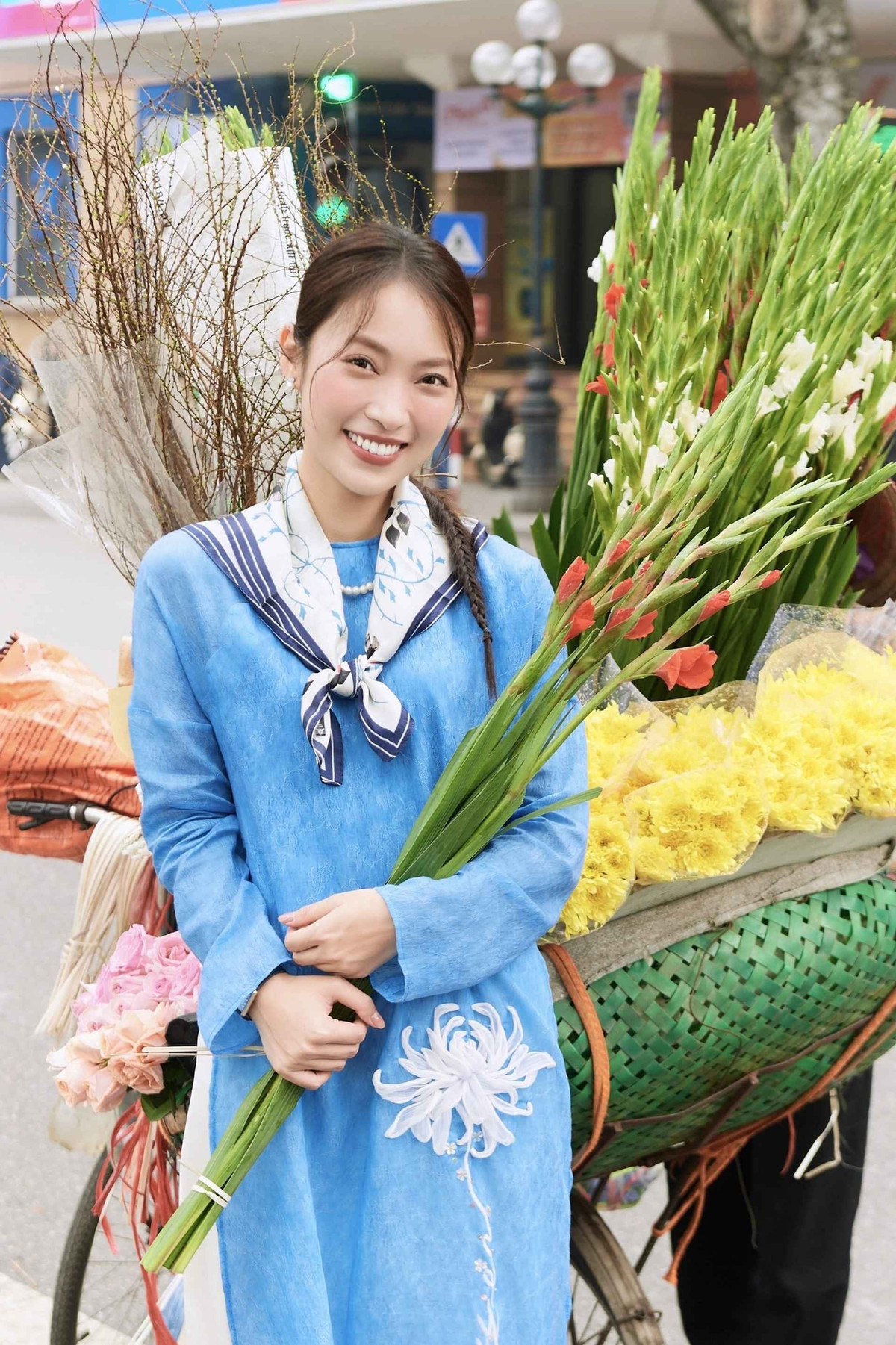 Ở tuổi 25, người đẹp gốc Nghệ An có sự nghiệp thành công và khối tài sản đáng ngưỡng mộ. Cô sở hữu nhà ở Hà Nội và TPHCM, tậu xế hộp đắt tiền, đi du lịch, nghỉ dưỡng tại nhiều nơi trên thế giới.