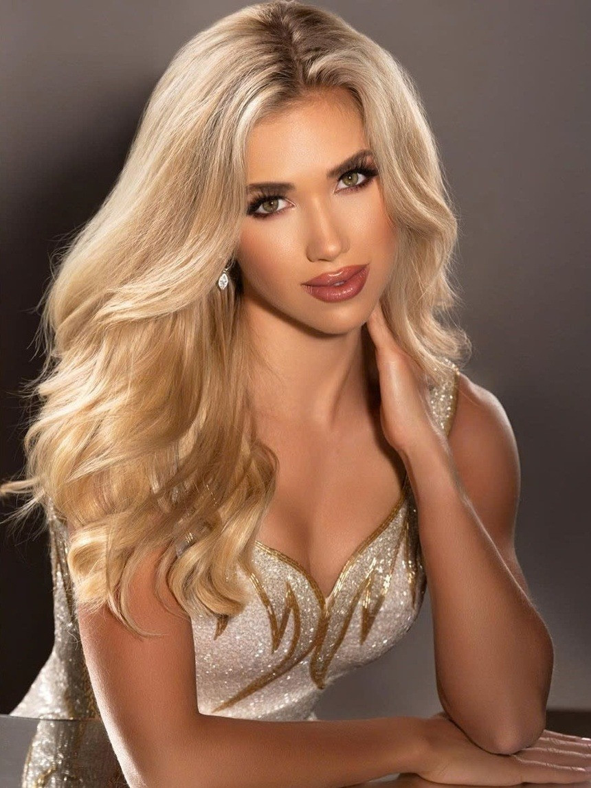 Hunt sinh ra trong gia tộc giàu có nhiều đời, có ông nội Haroldson Lafayette Hunt cũng là "trùm dầu mỏ" nổi tiếng.