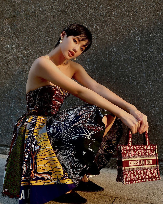 Nhưng mà dù một mình hay mấy mình, Khánh Linh chắc chắn vẫn sẽ khiến dân tình phải mong ngóng xem cô nàng chọn đồ, mix đồ ra sao trong dịp Tết năm nay.