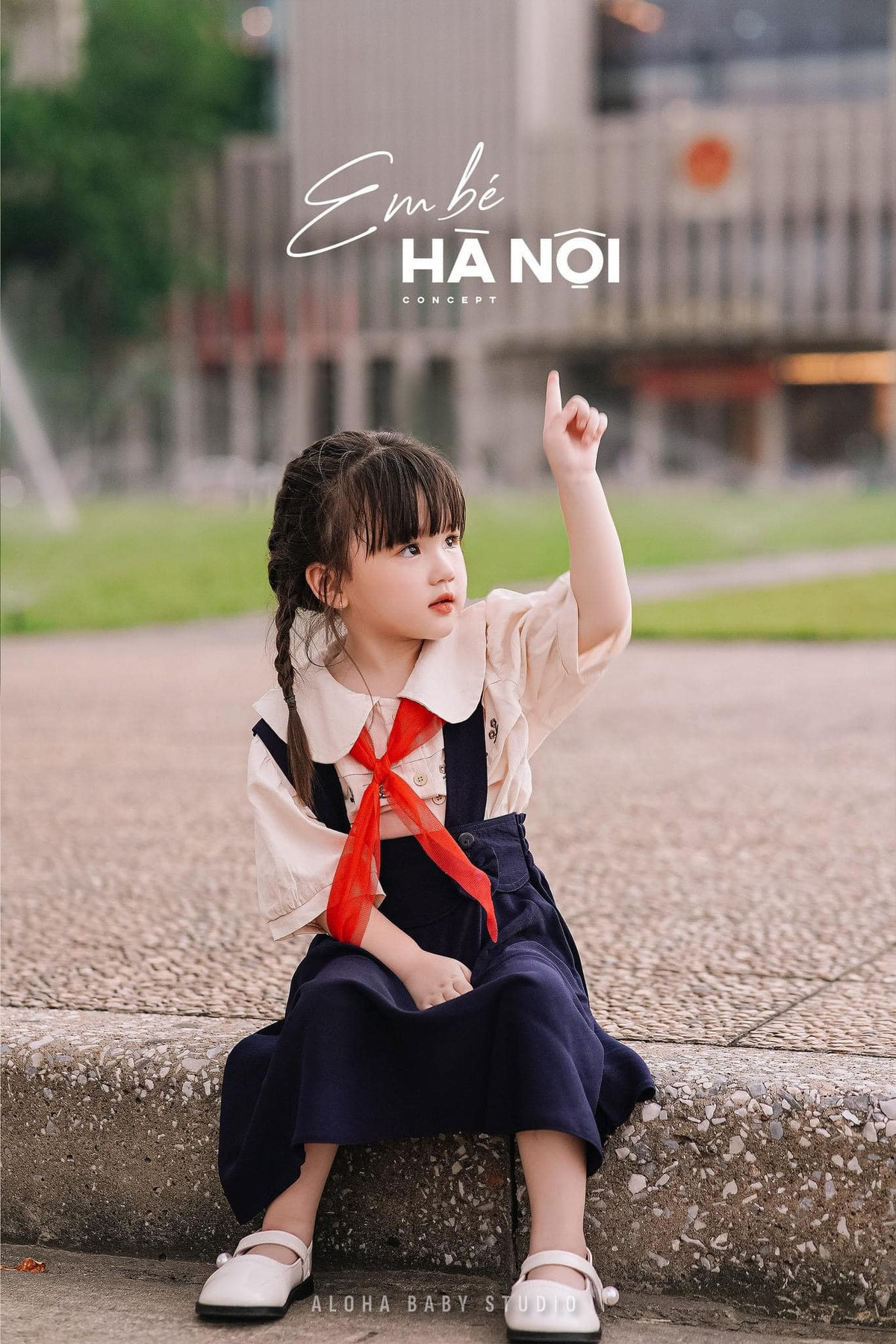 Mới đây, bức ảnh em bé đeo khăn quàng đỏ chụp ở Lăng Bác được share rầm rộ khắp MXH. Cô bé trông vô cùng dễ thương, nhỏ nhắn, đáng yêu, chỉ nhìn thôi cũng thấy visual sáng bừng.