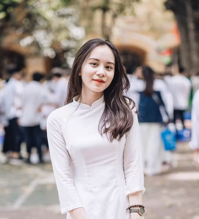 Mùa bế giảng năm học 2017-2018 của trường THPT Phan Đình Phùng, nữ sinh có tên Mỹ Anh trở thành cô nàng gây được sự chú ý khi khoe nụ cười sáng, gương mặt cực xinh.