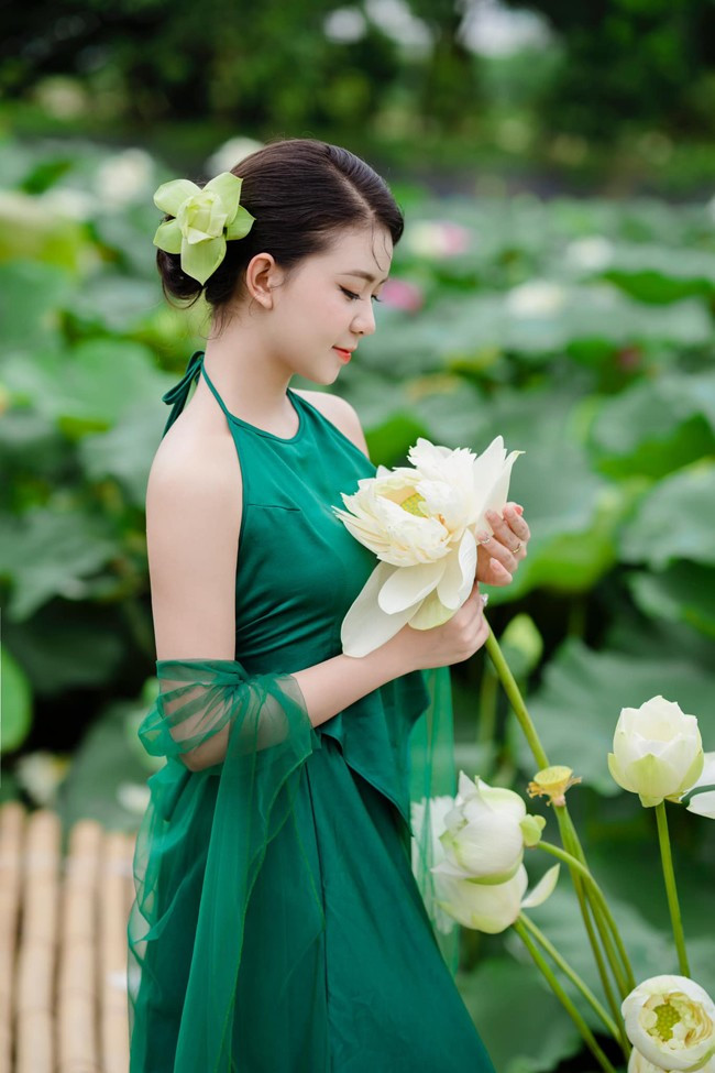 Khoe vai trần, lưng nõn bên sen, Khánh Huyền có khoảnh khắc đáng nhớ.