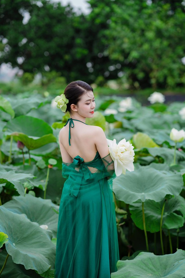 Vẻ đẹp thanh khiết của đóa sen trắng góp phần tôn lên nét duyên dáng, yêu kiều cho thiếu nữ đến từ Lạng Sơn.