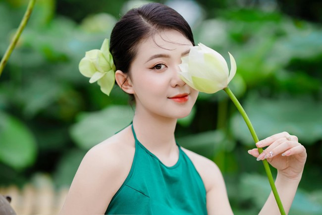 Khánh Huyền từng tốt nghiệp trường Đại học Văn hóa Hà Nội. Cô nàng giành ngôi vị Hoa khôi cuộc thi "Hoa khôi Trí tuệ Nhan sắc 2022".