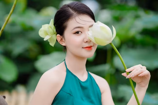 Khánh Huyền từng tốt nghiệp trường Đại học Văn hóa Hà Nội. Cô nàng giành ngôi vị Hoa khôi cuộc thi "Hoa khôi Trí tuệ Nhan sắc 2022".