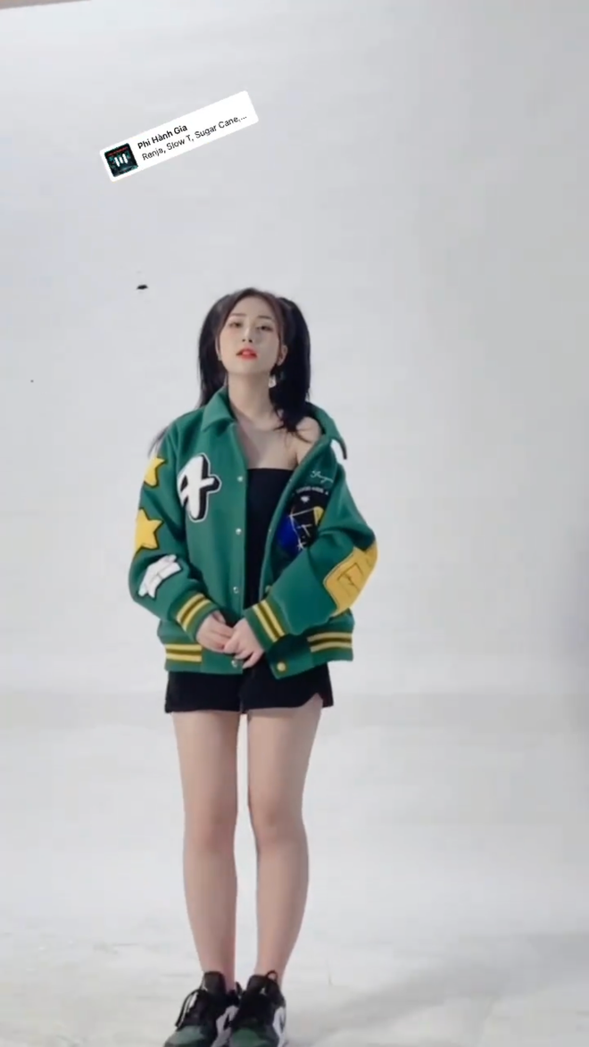 Trước đó hình ảnh Tiểu Hý mặc áo quây trắng, sở hữu vòng 1 cuốn hút nhảy trên giai điệu sôi động đã thu hút hàng chục triệu lượt xem từ dân mạng.