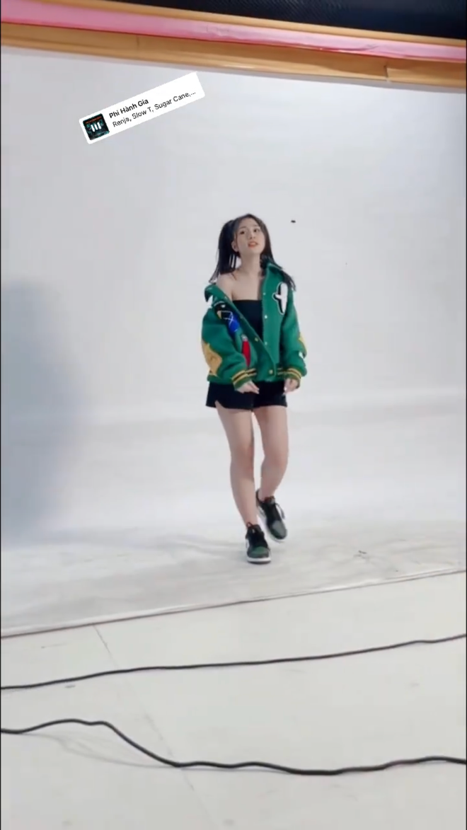 So với những clip trên TikTok, trông Tiểu Hý có phần nhỏ nhắn hơn nhiều.