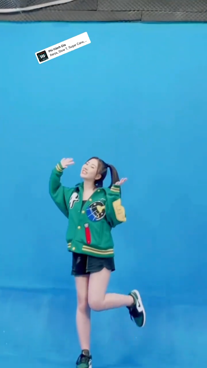 Trong story được chính Tiểu Hý chia sẻ, gái xinh vẫn mặc chiếc áo quây quen thuộc mix quần short.