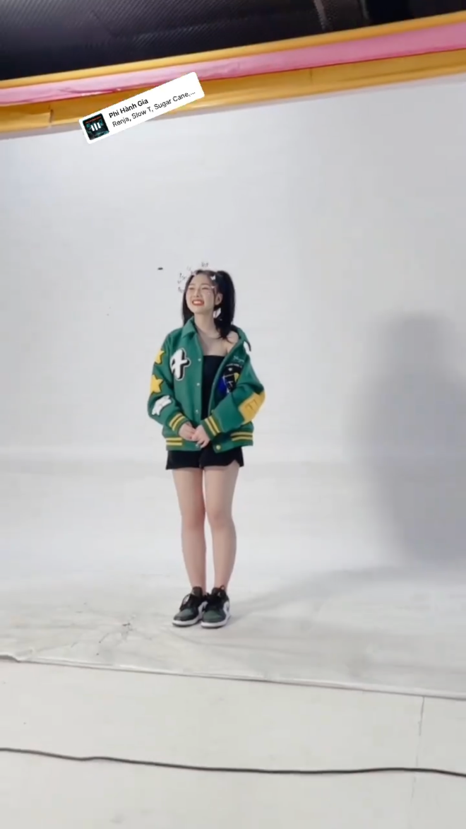 Tuy nhiên nhìn tổng thể thì Tiểu Hý vẫn rất xinh và thu hút người nhìn nhờ làn da trắng trẻo và nụ cười rạng rỡ.