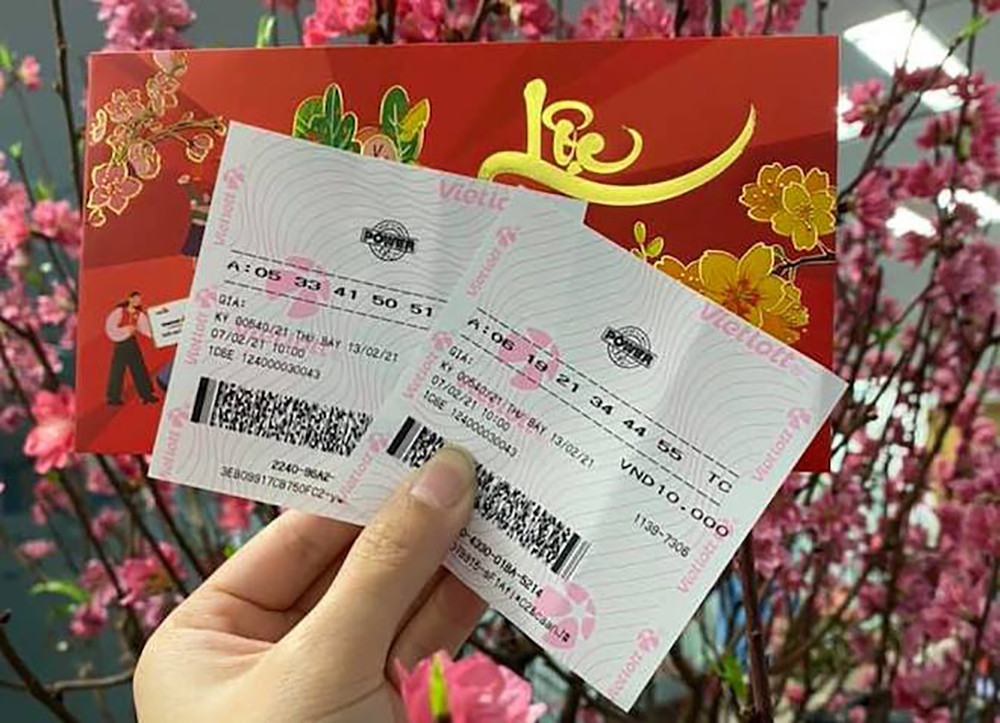 Lì xì bằng xổ số cũng là một hình thức. Biết đâu với những tấm vé này nhiều người sẽ đổi đời.